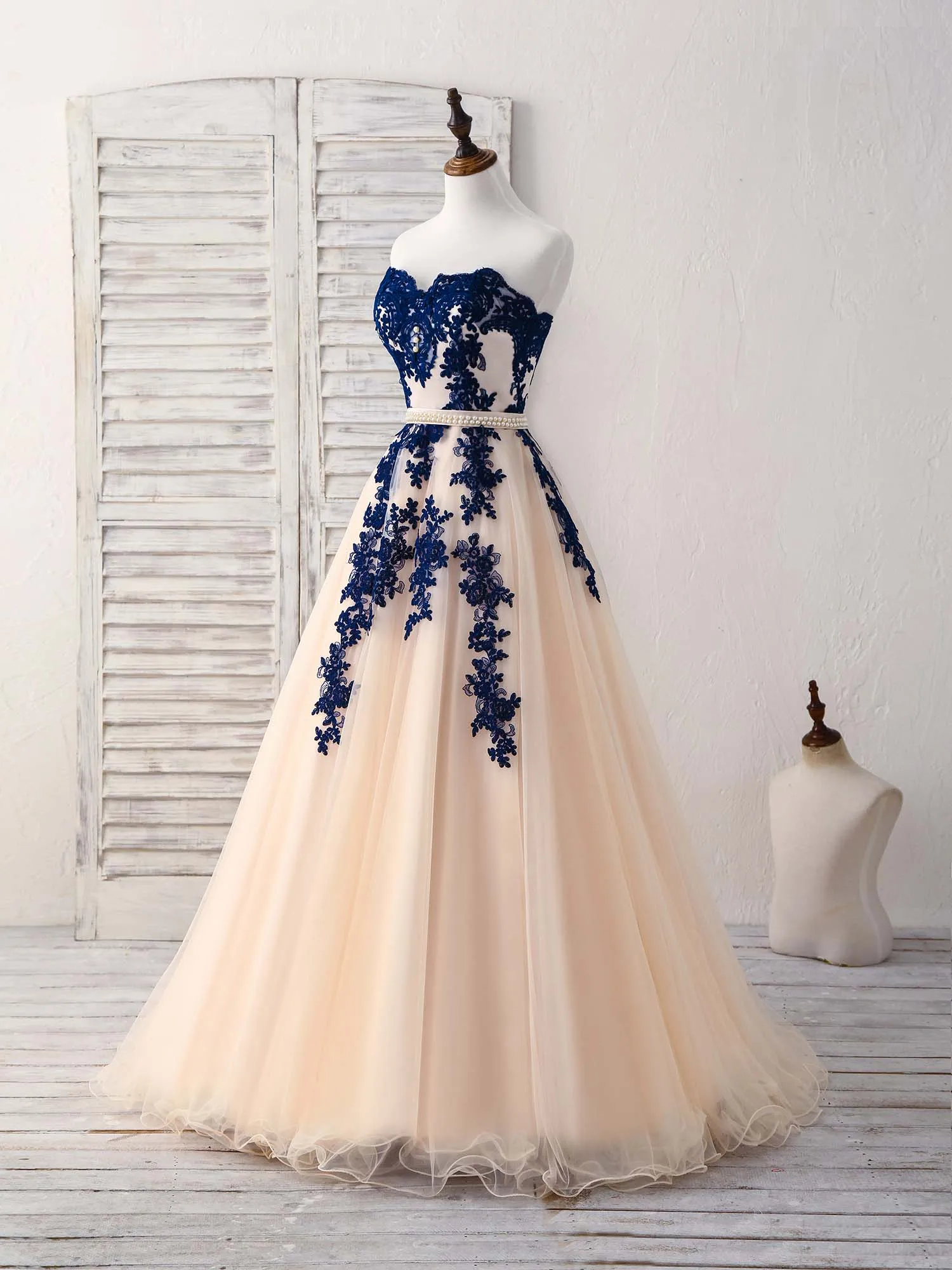 Elegant Sweetheart Tulle Lace Applique Blue Long Prom Dresses